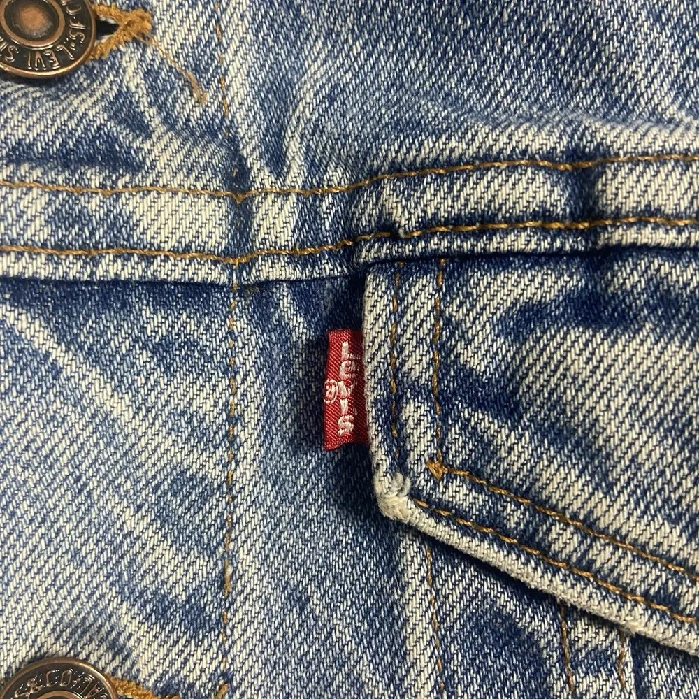 Levi's Jean Jack Size 40 Blue Denim Medium Wash Distressed Button Down